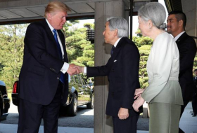 Rompiendo la tradición: Trump no se inclinó ante el emperador de Japón