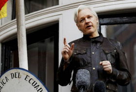 Assange desconcierta a la Red con un misterioso tuit