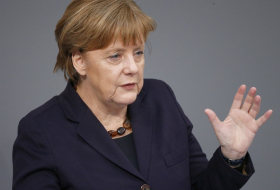 Merkel atada de pies y manos