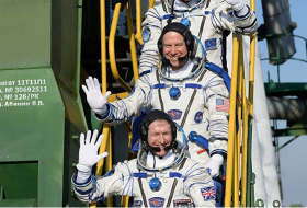 La nave rusa Soyuz con tres cosmonautas aterriza en Kazajistán