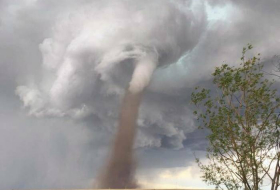 Chuck Norris': canadiense corta el césped mientras un tornado causa estragos a su espalda