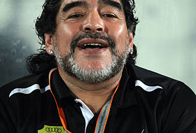 Diego Maradona muestra cómo las mexicanas cosen las camisetas de Argentina-Inglaterra del 86