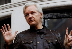 Papa Noel, un cachorro y la Armada de EE.UU.: 'Reaparece' la cuenta de Twitter de Julian Assange