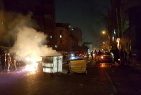Un manifestante mata a un policía y hiere a otros tres durante las protestas en Irán