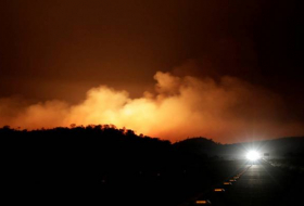 Un incendio forestal azota un pueblo en las afueras de Barcelona
