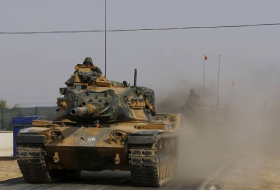 Turquía envía un convoy militar hacia la frontera con Siria