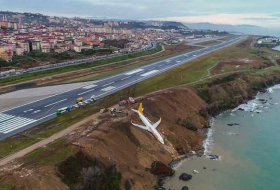 Turquía: Un Boeing 737 se sale de pista y no cae al mar por los pelos
