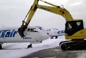 Un trabajador de aeropuerto despedido destroza un avión con una excavadora