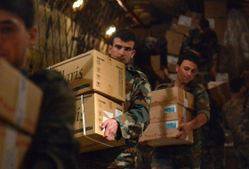 Militares rusos reparten ayuda humanitaria cerca de Alepo 