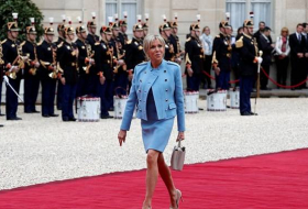 ¿Siguiendo los pasos de Melania? Las redes discuten el traje de Brigitte Macron en la investidura de su marido