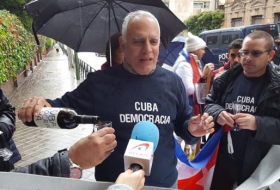 Castristas y anticastristas se enfrentan ante la embajada de Cuba en Madrid