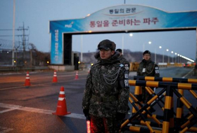 Delegados norcoreanos cruzan línea de demarcación militar para diálogo con Seúl