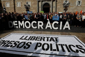 El Ayuntamiento de Barcelona retira pancarta de apoyo a los 