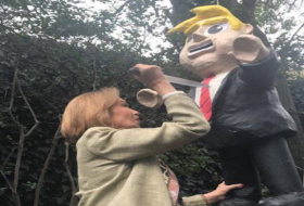 Video: Una escritora mexicana celebra su cumpleaños acuchillando una piñata de Donald Trump