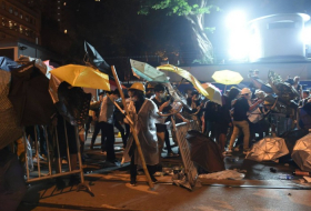 La Policía y manifestantes anti-China se enfrentan en Hong Kong