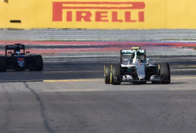 Rosberg agiganta su reino; Alonso caza su primer botín