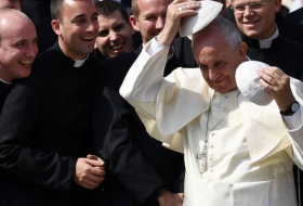 El papa Francisco, abierto a la posibilidad de ordenar sacerdotes a hombres casados