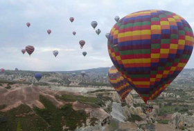 Un globo de aire con turistas extranjeros cae en Capadocia