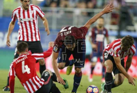 Raúl García resuelve en el minuto 94 ante un Eibar con diez jugadores