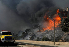 Incendio fuera de control azota el sur de California forzando evacuaciones