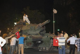 Unos 200 militares se entregan a las autoridades en Ankara 