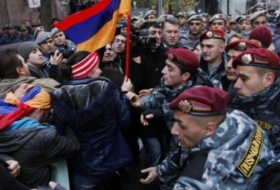 Los manifestantes en Ereván quieren asaltar el parlamento