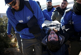 Policía israelí desaloja a los colonos atrincherados en la sinagoga de la colonia de Amona