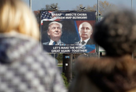 Un anuncio con fotos de Donald Trump y Vladímir Putin (archivo)