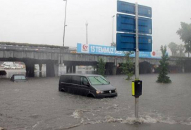 Fuertes lluvias paralizan la vida en Estambul
