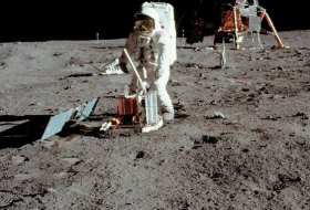 Venderán en subasta bolsa con polvo lunar recolectado por Armstrong