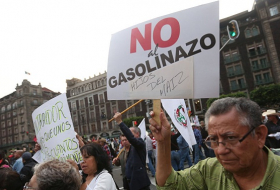 Unas 50.000 personas marchan contra el aumento a la gasolina en México