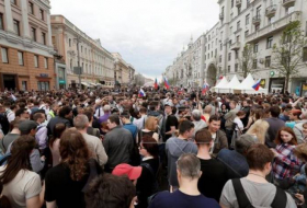 Manifestantes lanzan consignas contra Putin en una marcha no autorizada en Moscú