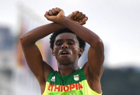 El medallista etíope que criticó a su país se niega a abandonar Brasil
