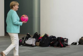 Merkel entra en campaña con un discurso más duro en inmigración