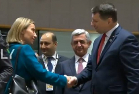 Mogherini no estrechó la mano a Sargsyán-VIDEO