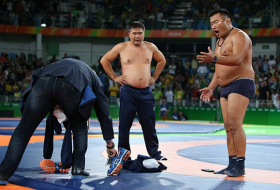 Desnudos y furiosos: entrenadores de luchador mongol se desvisten en protesta tras perder el bronce