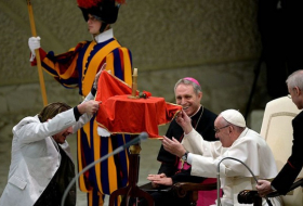 Sorprende truco de magia al papa Francisco