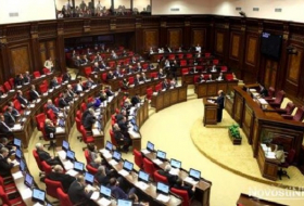 El Parlamento armenio  de nuevos retiros  del Ministerio de Defensa
