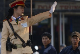 El increíble sistema de la policía vietnamita para escalar edificios (vídeo)