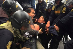 Docentes y policías peruanos se enfrentan mientras ministra declara en el Congreso
