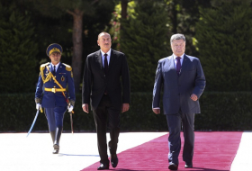 Ilham Aliyev  se encuentra con Petro Poroshenko cara a cara