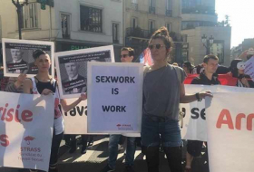 Prostitutas de París protestan contra la ley que castiga a sus clientes