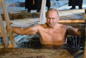 Putin celebra la Epifanía sumergido en aguas congeladas