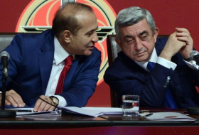 La rueda de  prensa:Sarkisyán retira al premier ministro armenio.