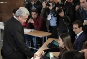Problema técnico mientras Sargsyan votaba-Video