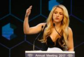 Shakira urge a la elite de Davos a nutrir a los futuros líderes