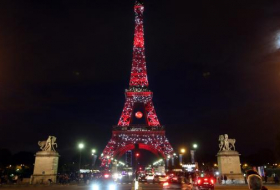 La Torre Eiffel otra vez elaborada con colores de rojo y blanco
