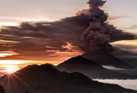 Cierran el aeropuerto de Bali por erupción del volcán Agung