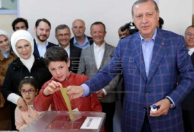 Cierran los últimos colegios electorales en el crucial referendo de Turquía